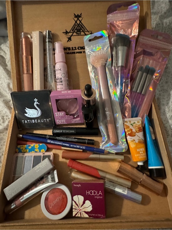 Benefit Other - Cigar box filled with makeup brushes and makeup